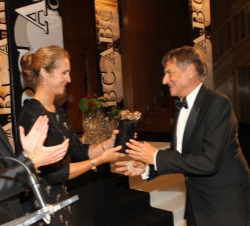 Cena en honor de los galardonados con los premios "Mariano de Cavia", "Luca de Tena" y "Mingote". Doña Elena hace entreg